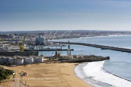 Image du Maroc Professionnelle de  Vue de la plage et du Port de Safi, une des plus anciennes villes du Maroc, marquée par la présence des portugais. Elle est la capitale de la région Doukkala-Abda et se situe sur le littoral atlantique, le 29 Novembre 2006. (Photo / Abdeljalil Bounhar) 